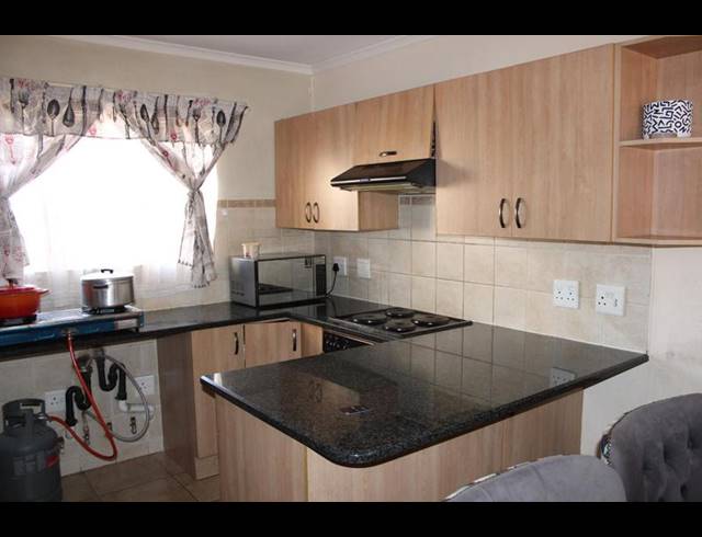 3 BEDROOM TOWNHOUSE FOR SALE IN CASTLEVIEW